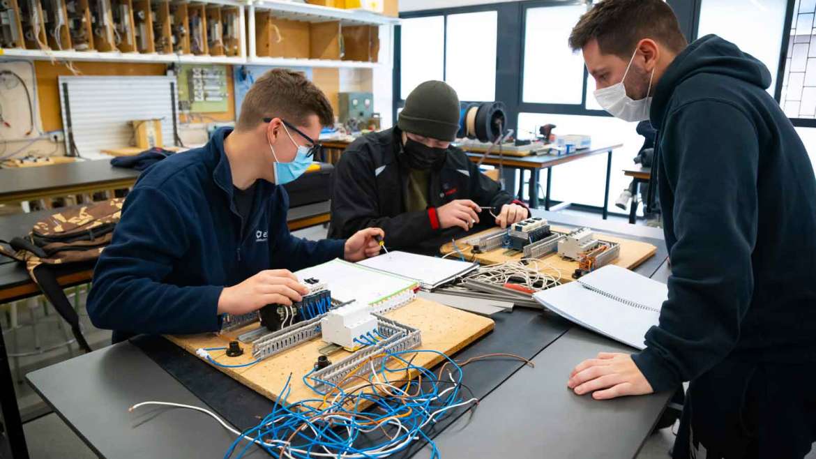 Nova maquinària per al CFGM de manteniment electromecànic.