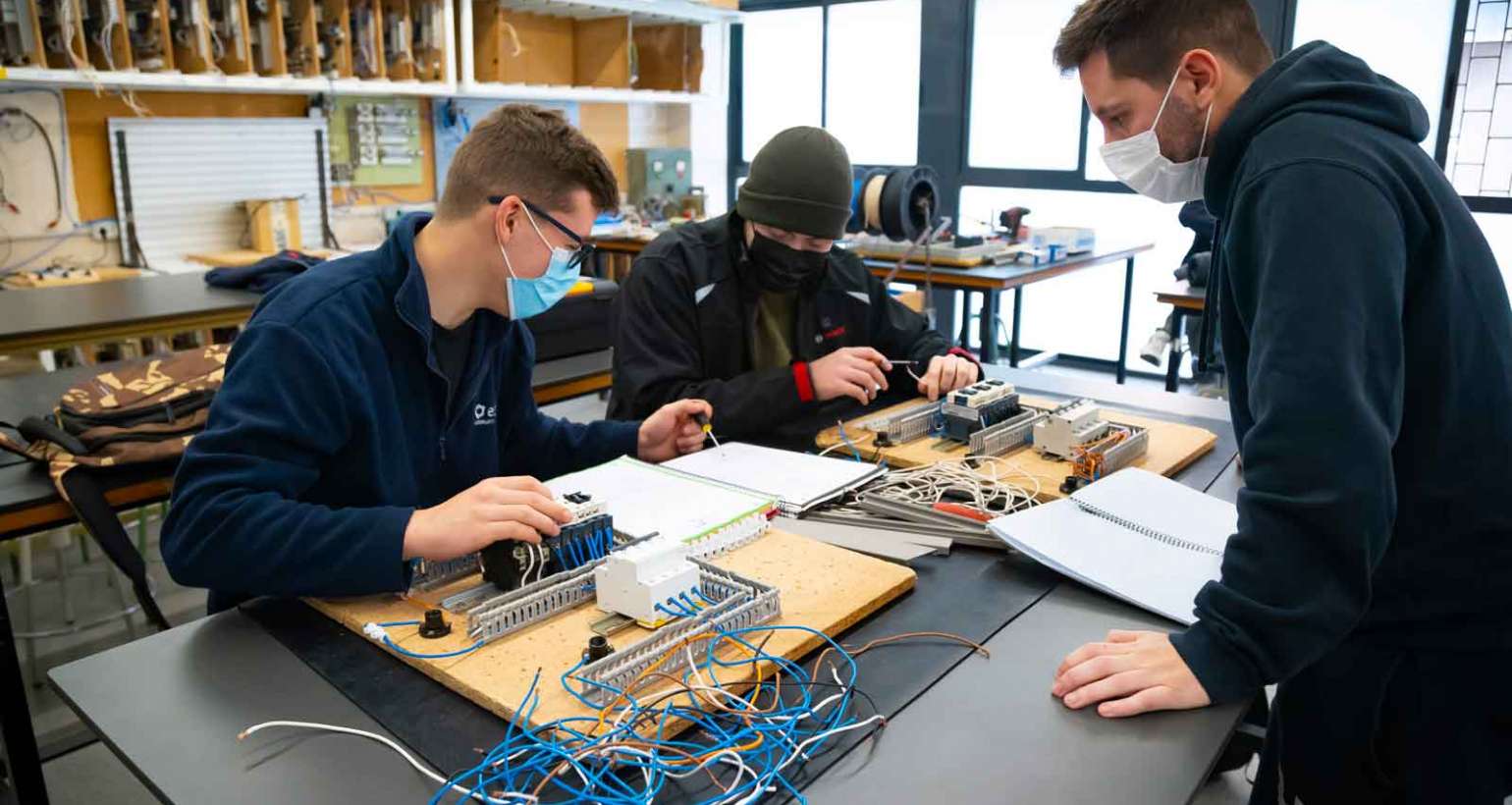 Nova maquinària per al CFGM de manteniment electromecànic.